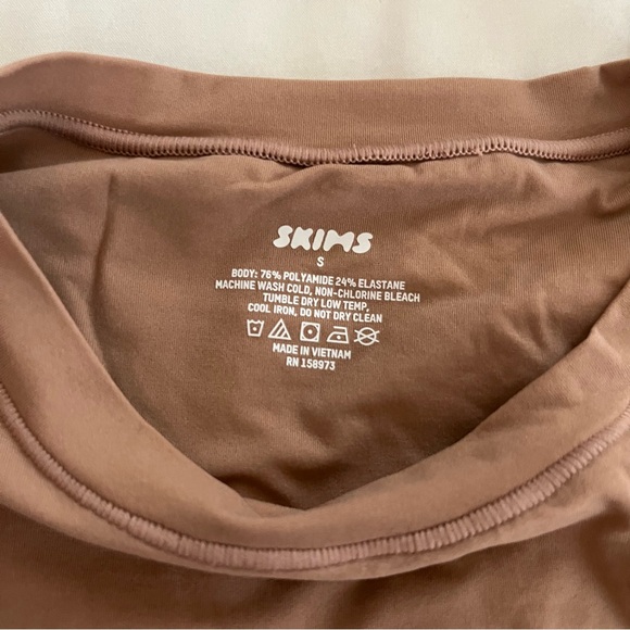 NEW SKIMS ESSENTIAL LONG SLEEVE SCOOP NECK BODYSUIT SMALL SIENNA $78 - Picture 6 of 8